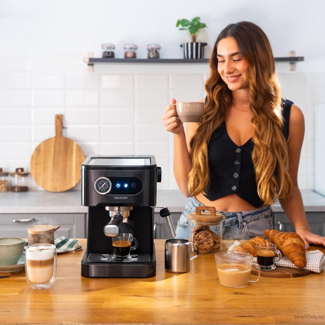 Cecotec Coffee machine | Power Espresso 20 Pro Latte | Pump pressure 20 bar | Built-in milk frother | Semi-automatic | Black | 1350 W 4