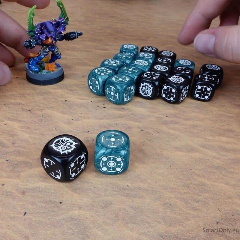 Crosshairs Compact D6 RPG kauliukų rinkinys (audros mėlyna ir juoda sp.) 1 Crosshairs Compact D6 RPG kauliukų rinkinys (audros mėlyna ir juoda sp.) 1