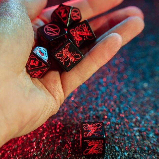 Cyberpunk RED Essential kauliukų rinkinys juodos ir raudonos spalvos 8 Cyberpunk RED Essential kauliukų rinkinys juodos ir raudonos spalvos 8