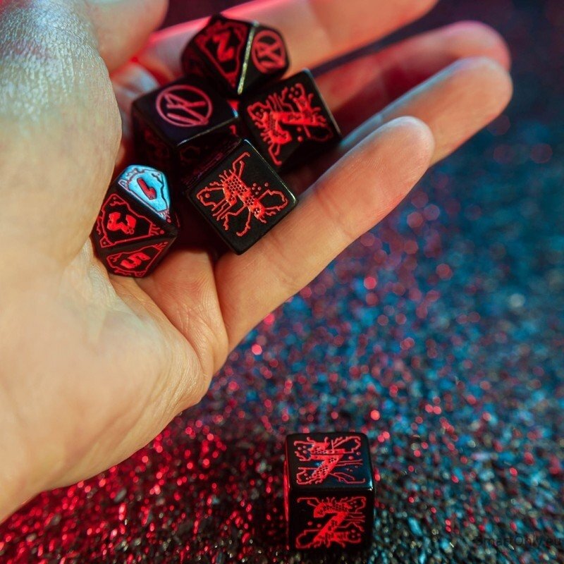 Cyberpunk RED Essential kauliukų rinkinys juodos ir raudonos spalvos 8 Cyberpunk RED Essential kauliukų rinkinys juodos ir raudonos spalvos 8