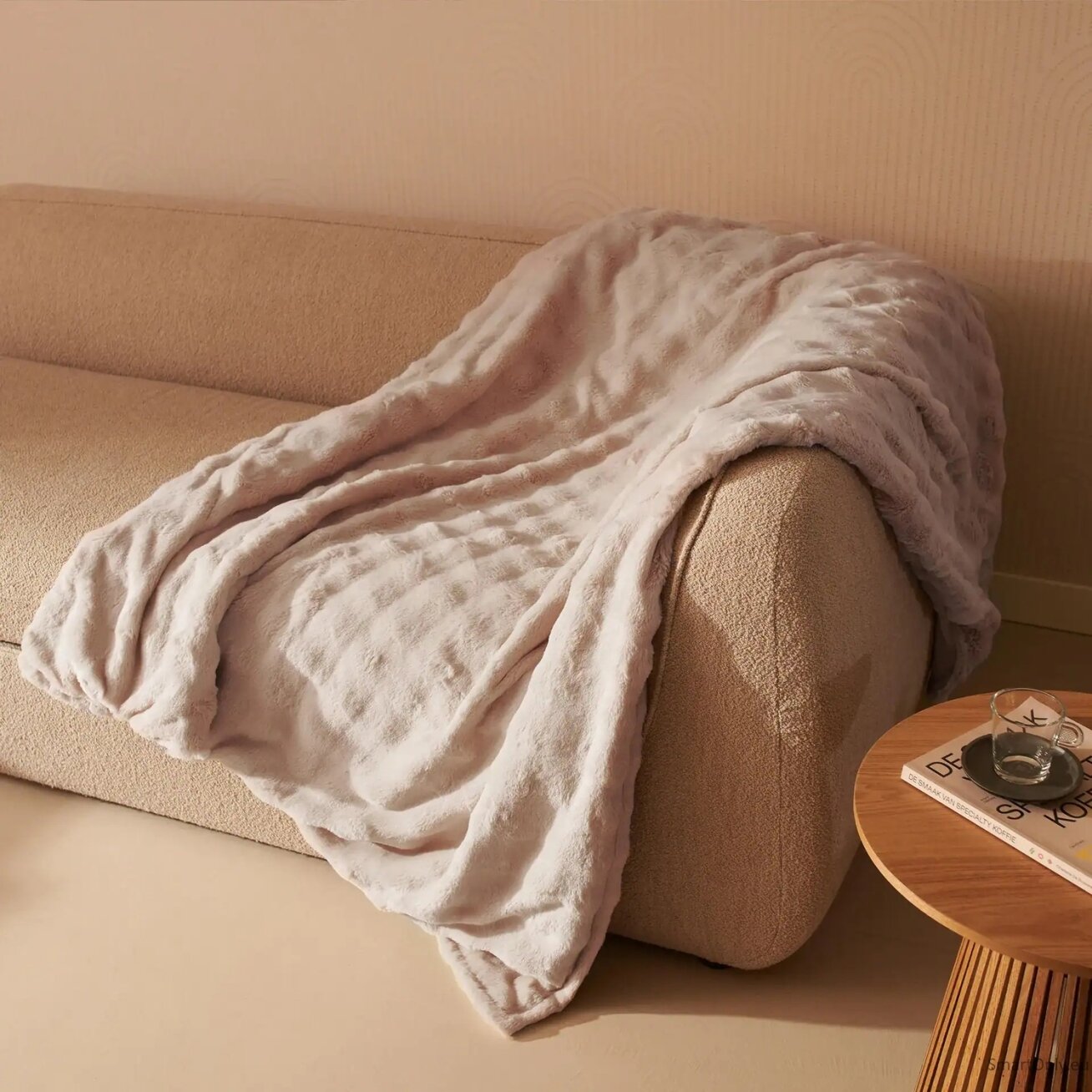 Duux Yentl Heated Overblanket, 200 x 200 cm | DXOB12 | Number of heating levels 9 | Number of persons 1 | Washable | Remote control | Premium faux fur | 200 W | Bubble Gray 6 Duux Yentl Heated Overblanket, 200 x 200 cm | DXOB12 | Number of heating levels 9 | Number of persons 1 | Washable | Remote control | Premium faux fur | 200 W | Bubble Gray 6