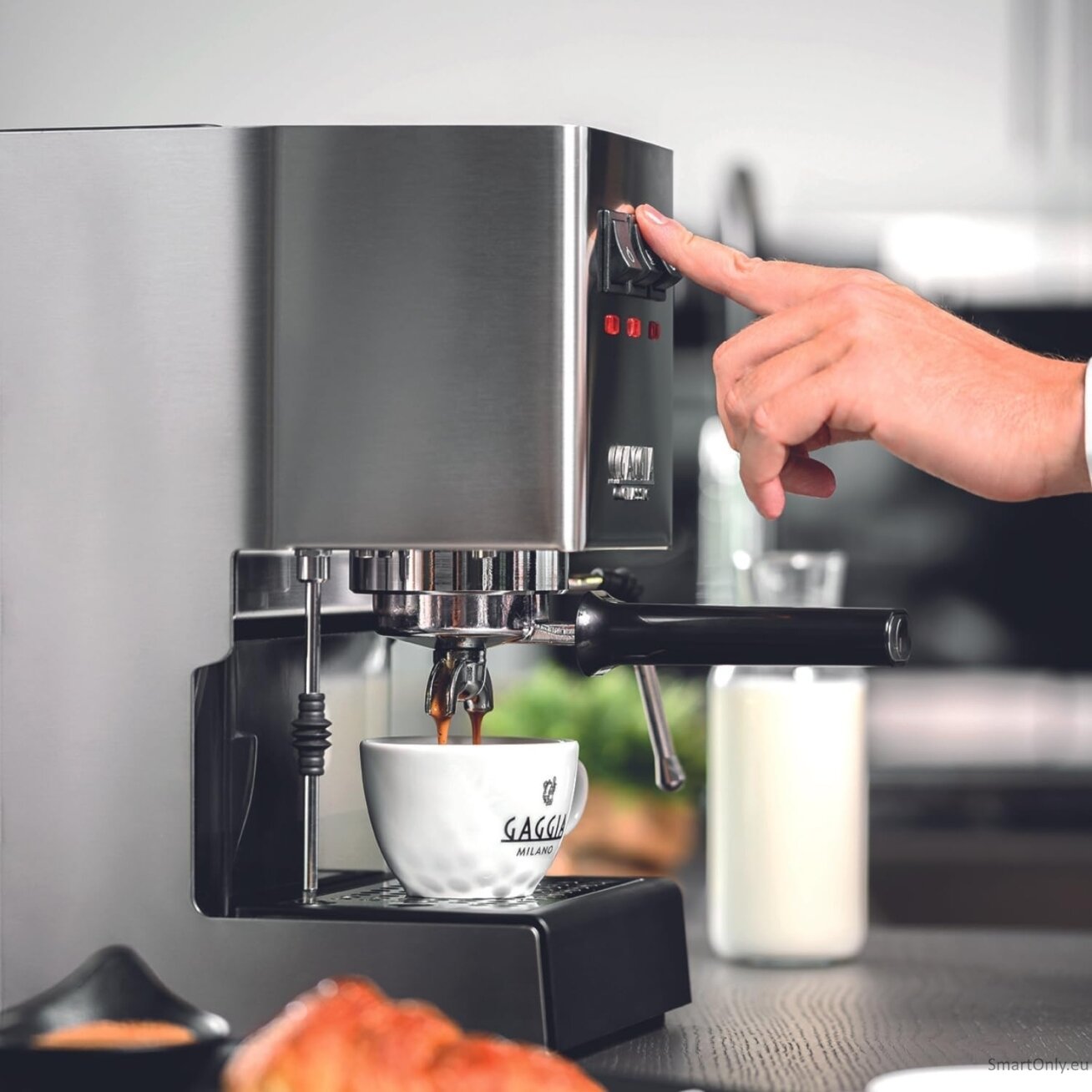Gaggia | Coffee Maker | RI9481/11 Classic E24 | Pump pressure 15 bar | Built-in milk frother | Semi-automatic | Brushed Stainless Steel 1 Gaggia | Coffee Maker | RI9481/11 Classic E24 | Pump pressure 15 bar | Built-in milk frother | Semi-automatic | Brushed Stainless Steel 1
