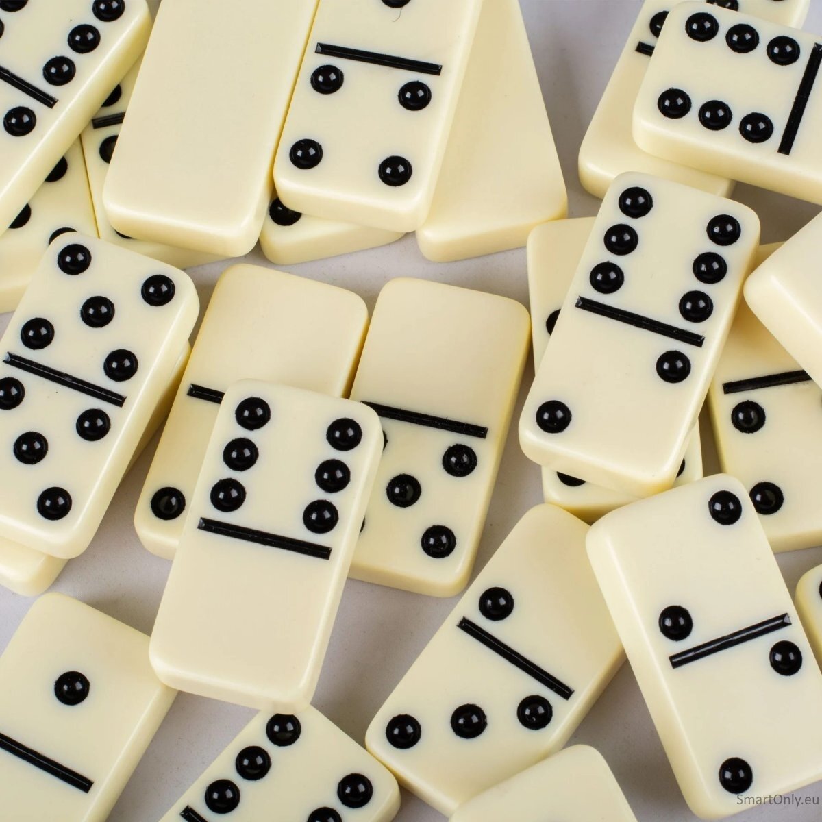 Prabangus Domino rinkinys juodame mediniame dėkle (M dydis) Manopoulos 2
