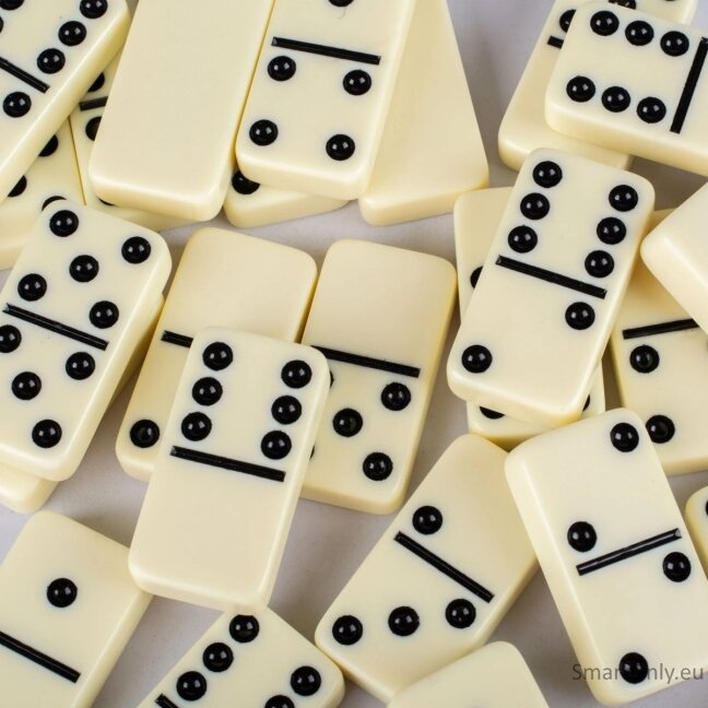Prabangus Domino rinkinys juodame mediniame dėkle (M dydis) Manopoulos 2