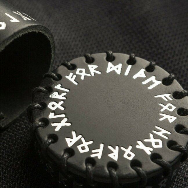 Runic Black Leather kauliukų puodelis 2 Runic Black Leather kauliukų puodelis 2