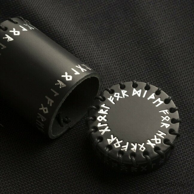 Runic Black Leather kauliukų puodelis 3 Runic Black Leather kauliukų puodelis 3