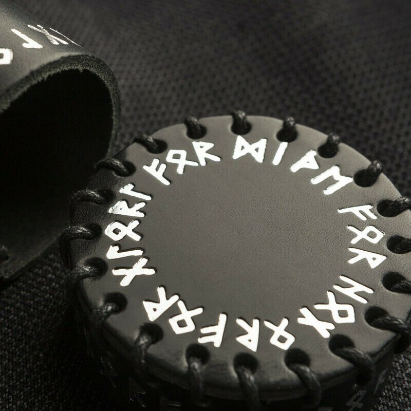 Runic Black Leather kauliukų puodelis 2 Runic Black Leather kauliukų puodelis 2